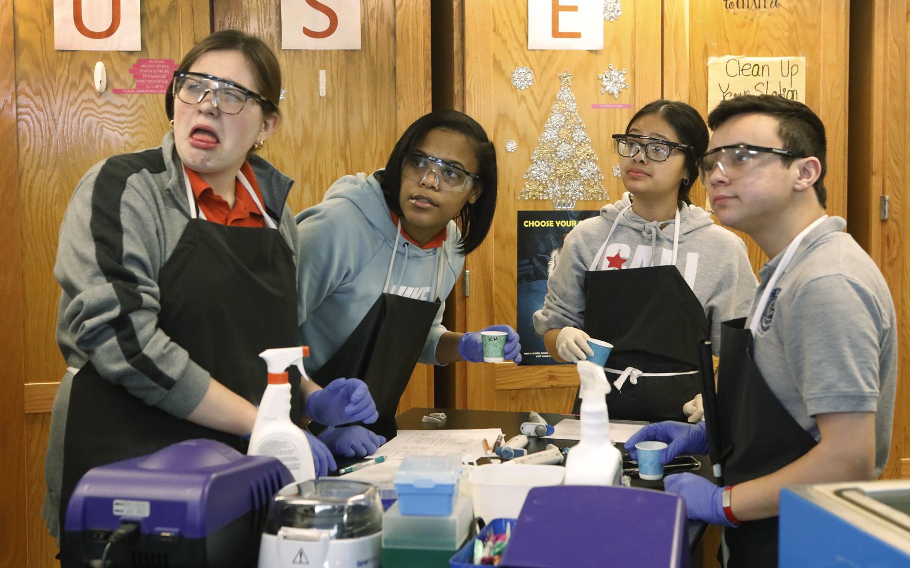 Collegiate students learn about their own DNA